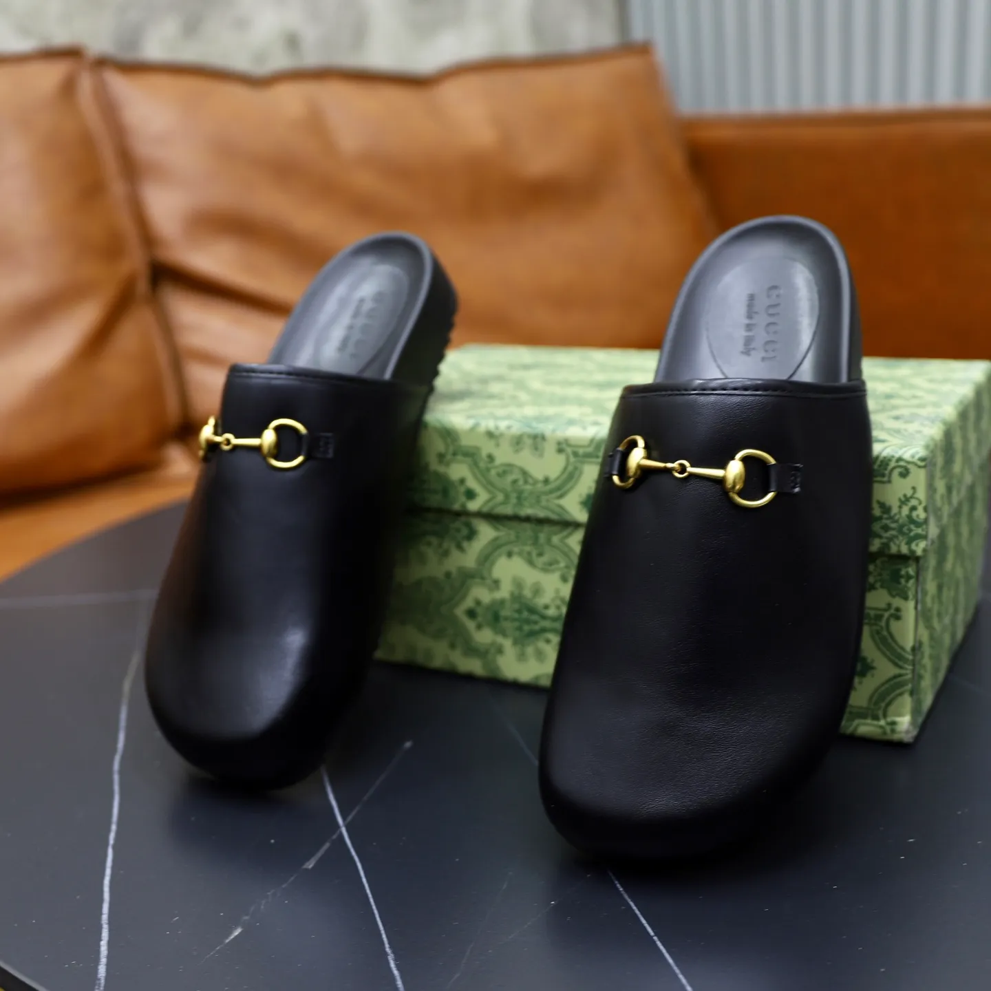 Ex-factory price: 340💰🙅‍♂️🙅‍♂️🙅‍♂️Couple model Brand: GUCCI Standard code: 35-44 (45 customized) Grade: Same as the official website Material: Original leather design Original lightweight wear-resistant molded outsole Style category: Men's fashion sandals Distinguished luxury brand elements Top luxury Color: Actual picture color